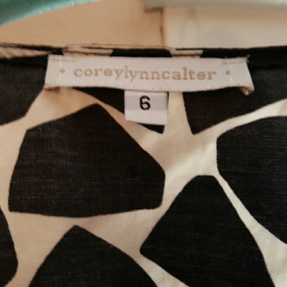 Cream and black short sleeve blouse - Picture 3 of 3