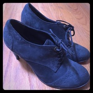 Bernardo black wingtip pumps / heels.