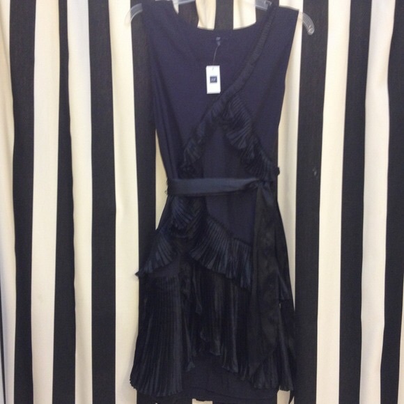 Adorable black sleeveless dress