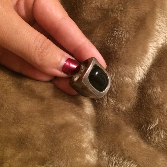 Chunky ring with black stone - Picture 2 of 2