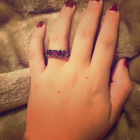 Sterling silver ring with red ruby stones - Picture 1 of 2