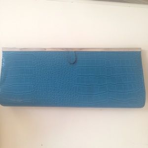 Large clutch w/ magnetic opening