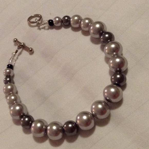 Jewelry - ️️Reduced Gray and Silver pearl Bracelet