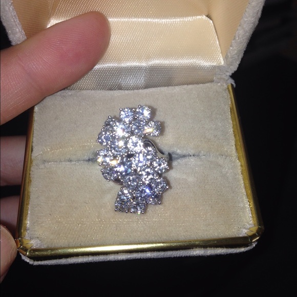 5 CTW+ STUNNING DIAMOND RING - Picture 3 of 4