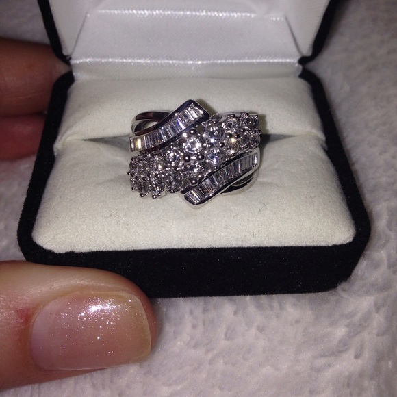 2 CTW round brilliant and baguette diamond ring - Picture 1 of 1