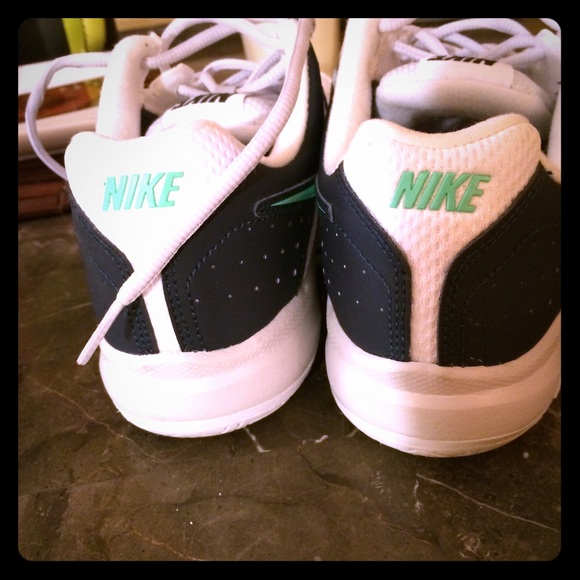 Nike air cage court style women's shoe! TODAY 25!