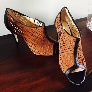 Adorable peep toe booties for fall 👠🎃