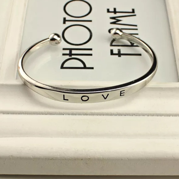Silver "Love" Bangle🎀
