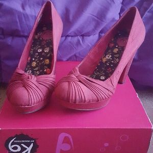 Adorable dark red heels ?