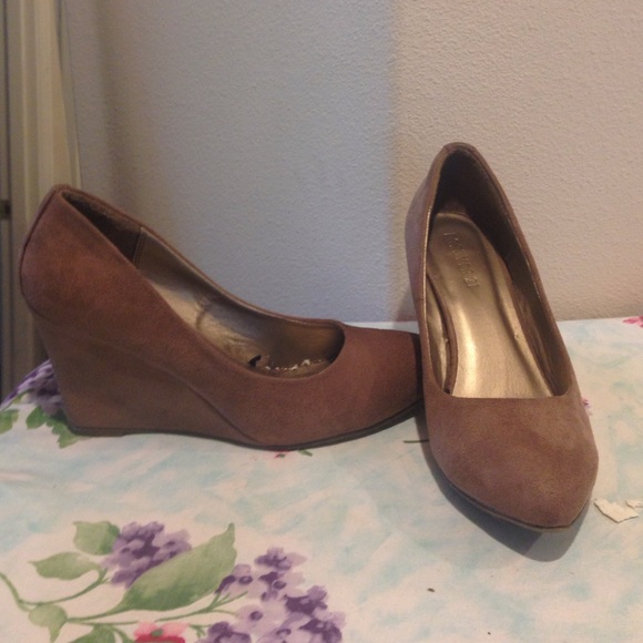 SIZE 8 Nude wedges