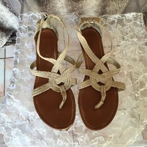 Beige sandals with weave detail