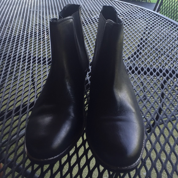 Chelsea black boots. BDG Urban Outfitters. EUC