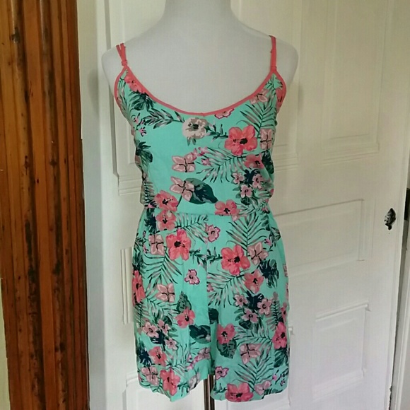 Cute floral romper! NWT