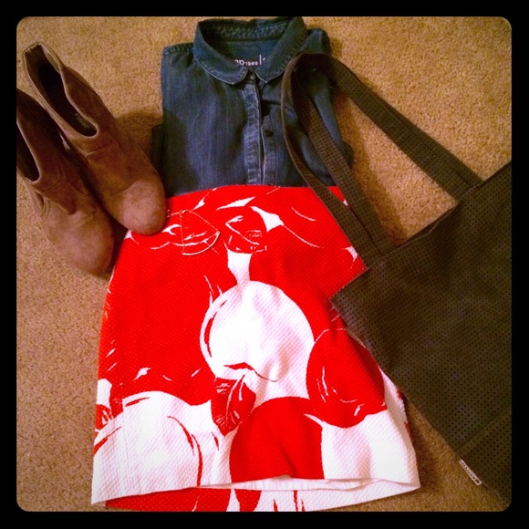 Women's scarlet/cream apple skirt. J crew size 0