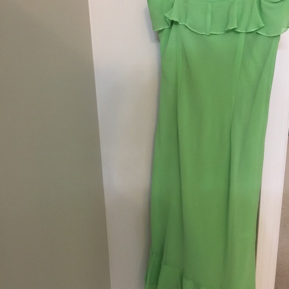 Ruffle dress/Girly/Shapely/vacay/dinner/brunch. - Picture 3 of 3