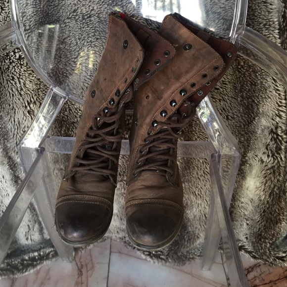 Steve Madden Shoes - Patinaed brown boots with red zips