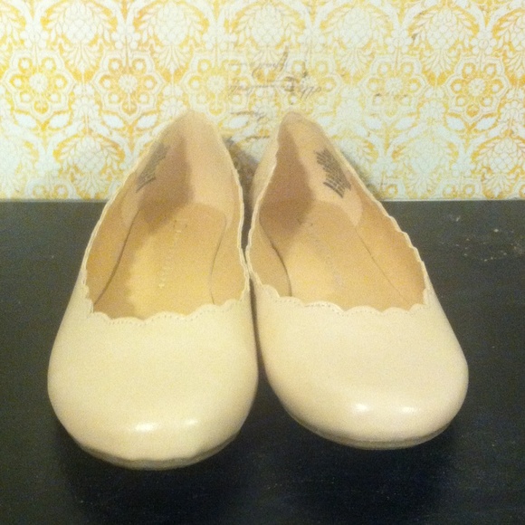 Blush colored flats with scallop lining