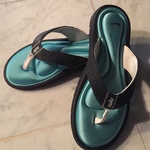 Nike comfort footbed shoes