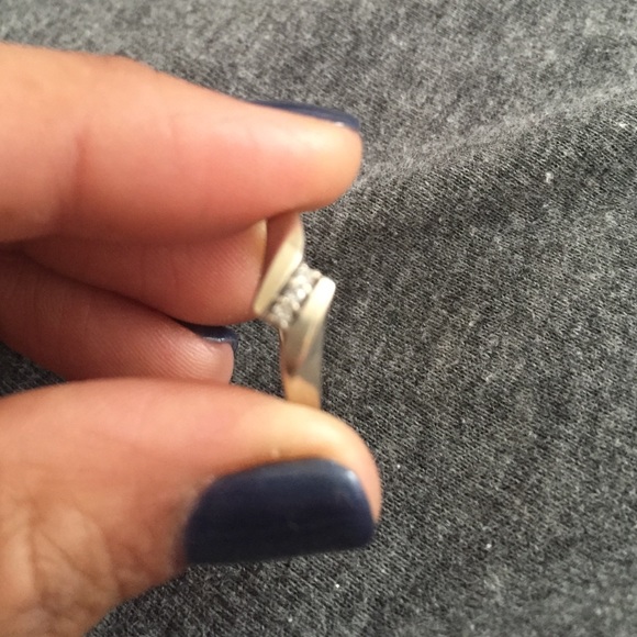 10k white gold band with 3 diamonds