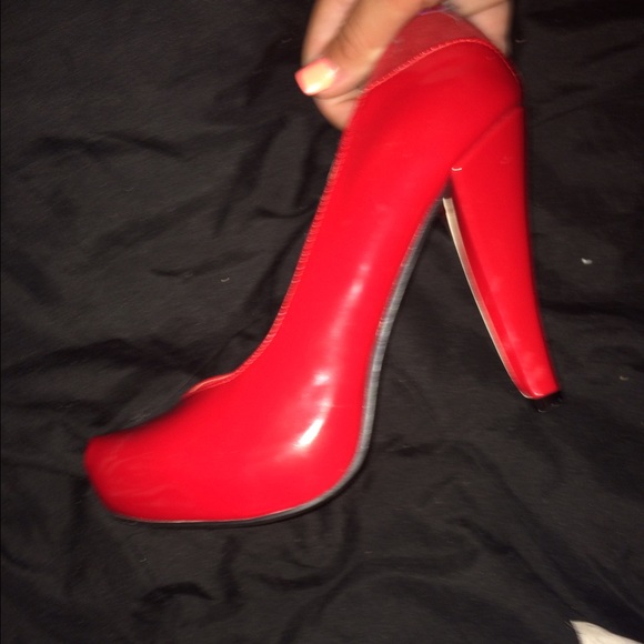Red pumps - Picture 2 of 3