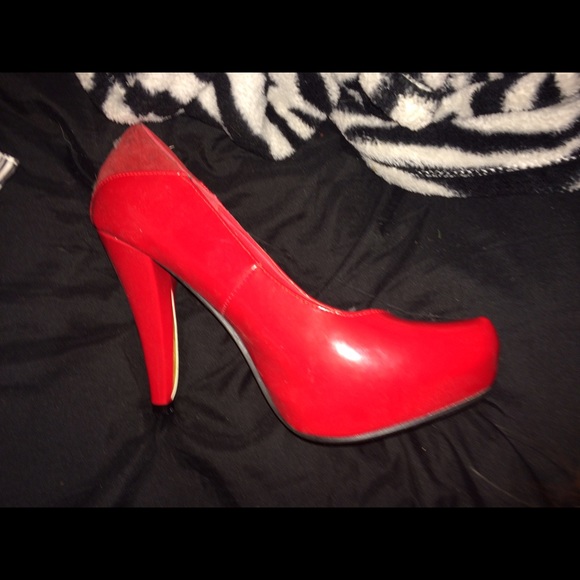 Red pumps - Picture 3 of 3