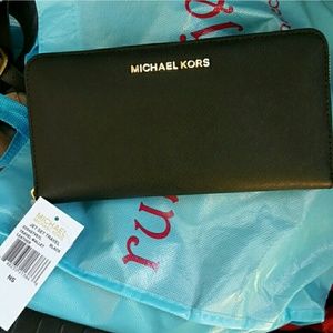 MICHAEL KORS SAFFIANO TRAVEL WALLET !  LAST ONE