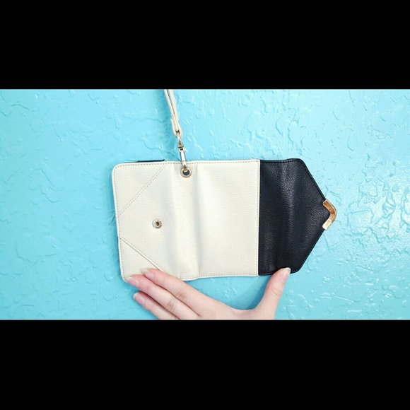 ~ IPhone 5 wallet/wristlet ~ - Picture 3 of 4