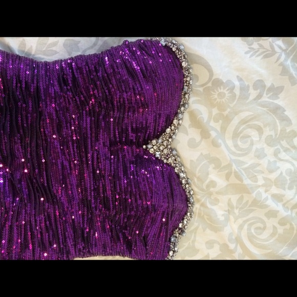 Beautiful, fun, dress - Picture 2 of 3