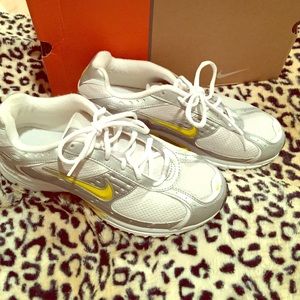 Nike women's Dart 3 plus running shoes