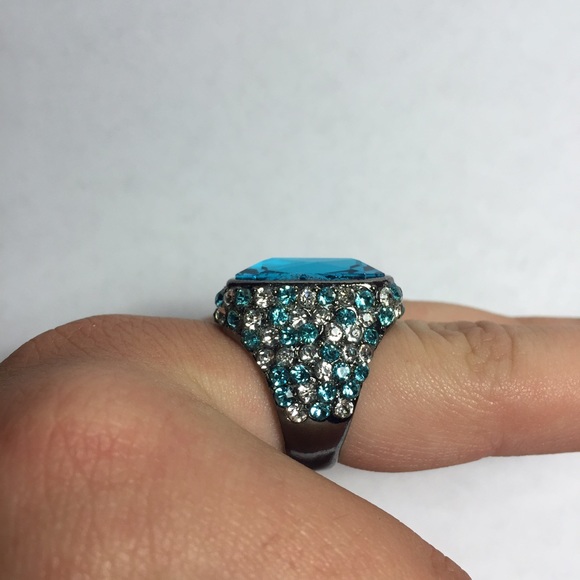 Blue Rhinestone Ring 💙 - Picture 4 of 4