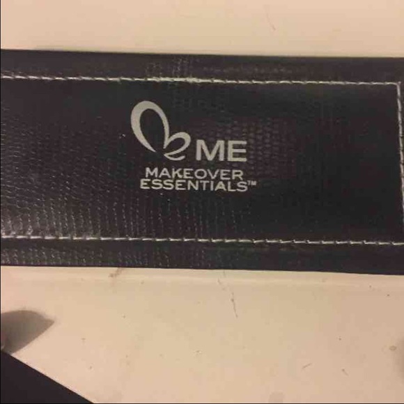MakeOver Essentials "Beauty To Go" - Picture 2 of 3