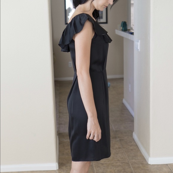 Black silk dress with flouncy neckline - Picture 3 of 4