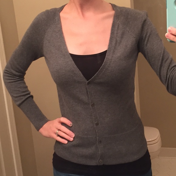 Gray v-neck Wassimo cardigan