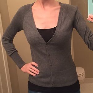 Gray v-neck Wassimo cardigan
