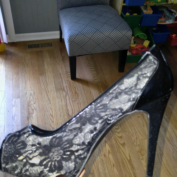 Guess open toe pumps sz 10