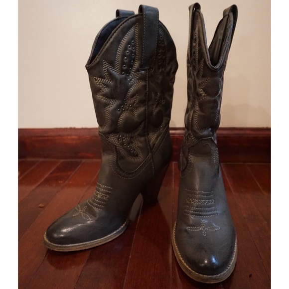 Gray cowboy boots 🔥