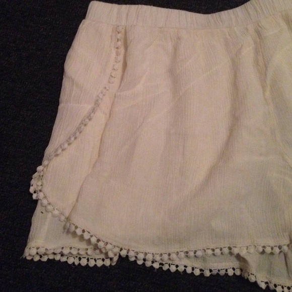 off white shorts - Picture 2 of 3