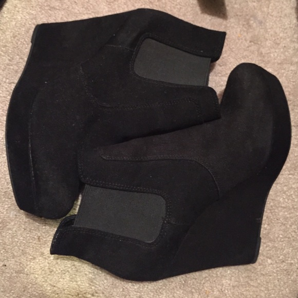 Super cute black wedges booties!