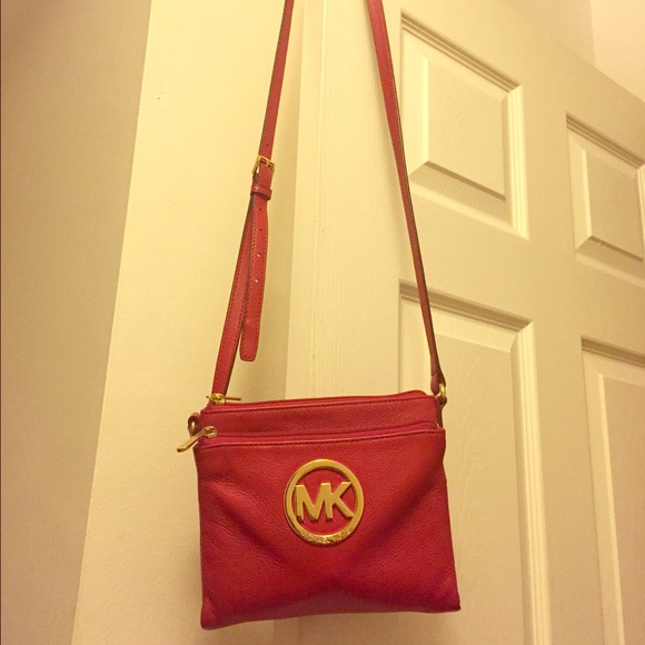 Authentic Michael Kors crossbody bag. 😍😍