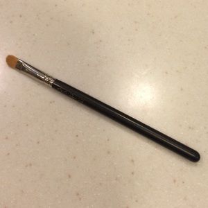 MAC brush 242