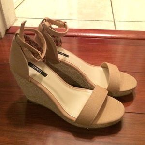 Tan ankle strap heels!! 👠