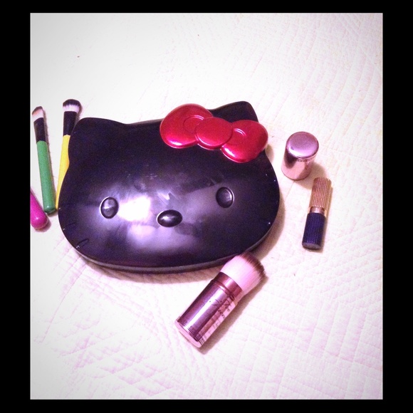 Hello Kitty eyeshadow/lipgloss pallet