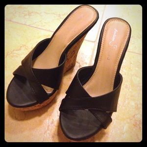 SOLD 🌟Classy Black Cork Wedges 🌟