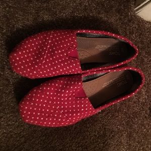 Red polka dotted toms.