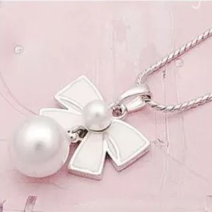 White pearl bow necklace