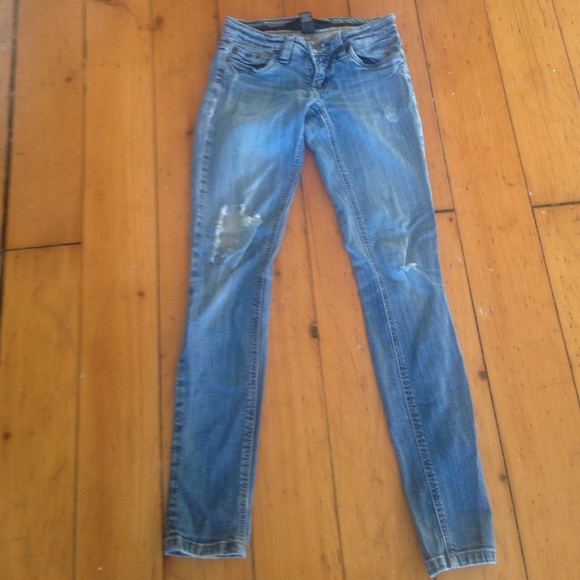 Distressed skinny jeans