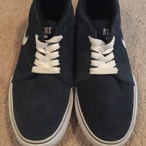 Nike mid boys 6.5 shoe