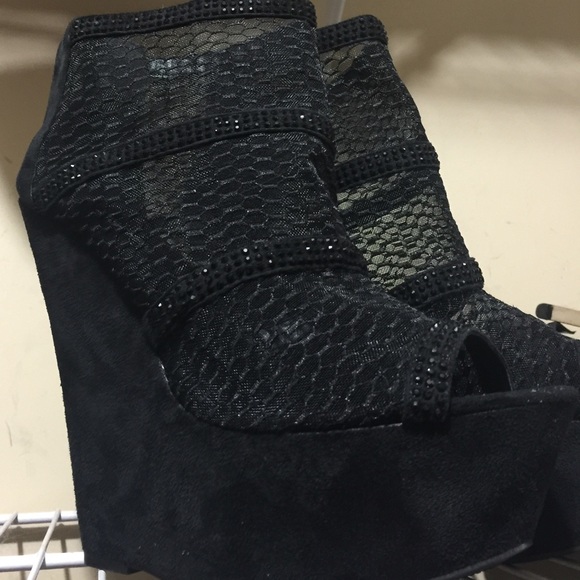 Beautiful platform shoes comfortable never worn