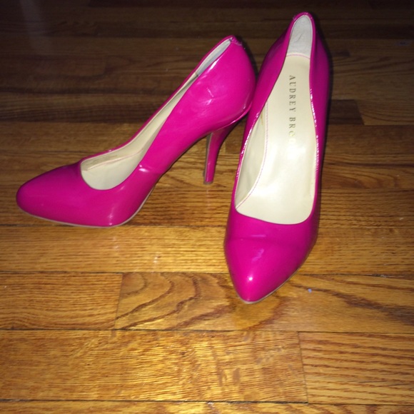 Audrey Brooke bracelet patent hot pink pumps