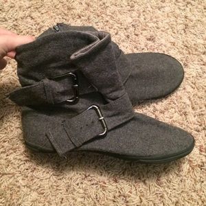 Short grey boots - size 8.